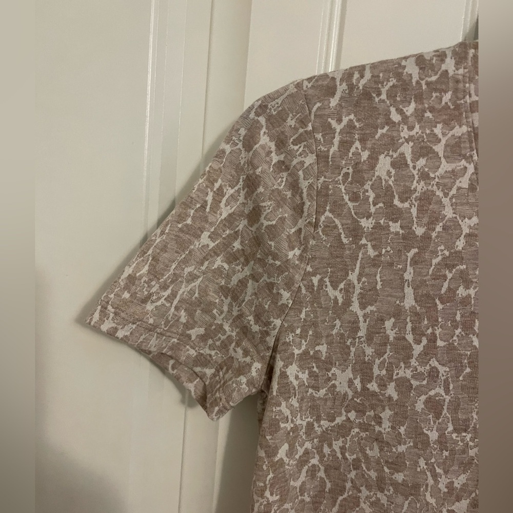 NWT SIMPLY VERA VERAWANG SHORT SLEEVE TEE  cream, tan camo/animal allover‎ print - Picture 6 of 7